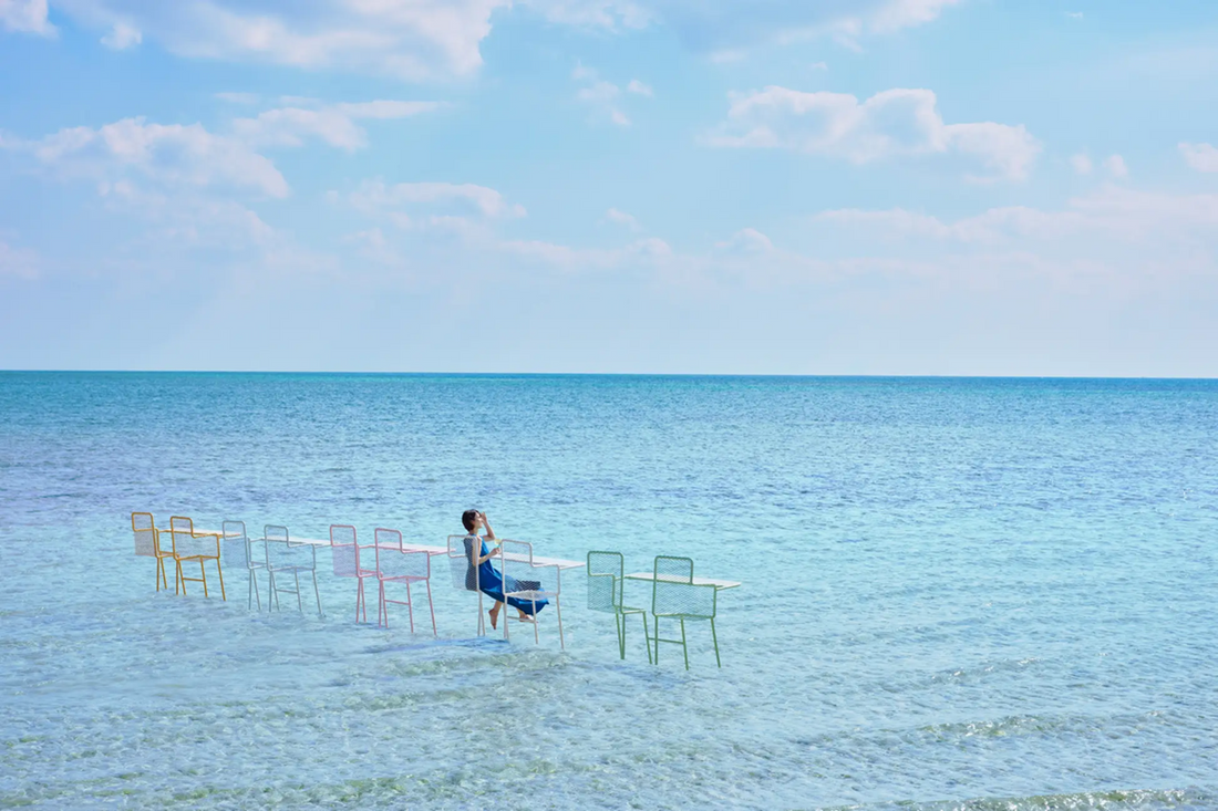 碧い海の絶景を眺めながら、海上のカウンター席で乾杯する「絶景海上ビアガーデン」開催